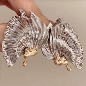 Auréa Asymmetrical Wings Earrings